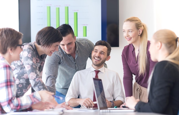 start-up-unternehmen, junge kreative leute gruppieren brainstorming über treffen im bürointerieur und verwenden laptop und tablet-computer, um ideenpläne und projekte zu notieren