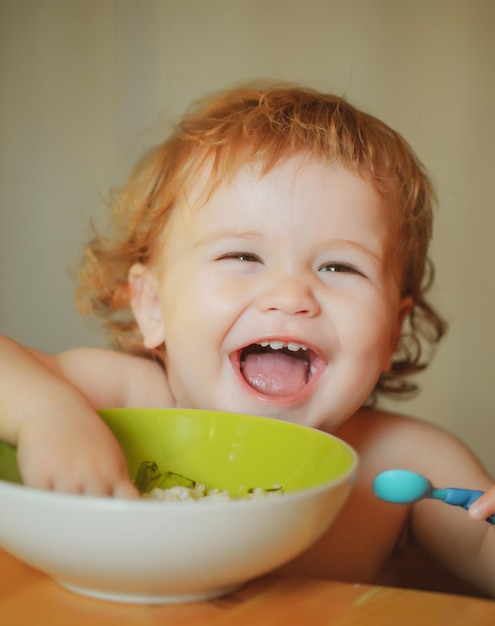 Starten des Kindes essen lächelndes Baby essen Familiennahrung Kinderessen und Elternschaft Konzept