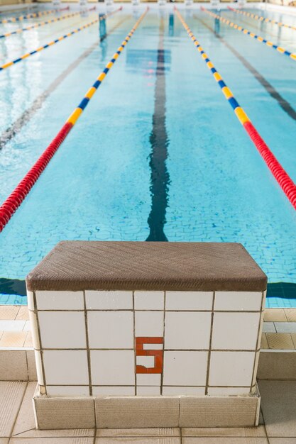 Startplätze Nummer 5 und Bahnen im Schwimmbad und Wettkampf