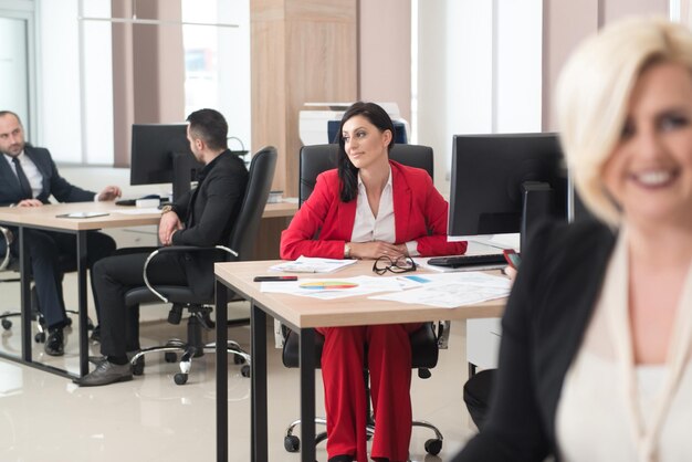 Startup-Business-Team beim Treffen in modernem, hellem Büro-Interieur-Brainstorming