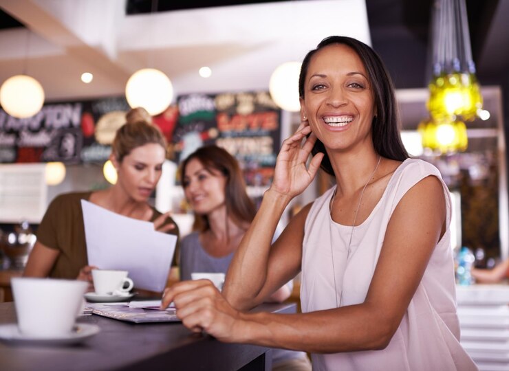 Foto startup-frau und glückliches porträt in einem restaurant für kleine unternehmen café oder kaffeehaus und notizbuch oder papierarbeit für die planung weibliche unternehmerin zähler und treffen mit partnern für die inventur