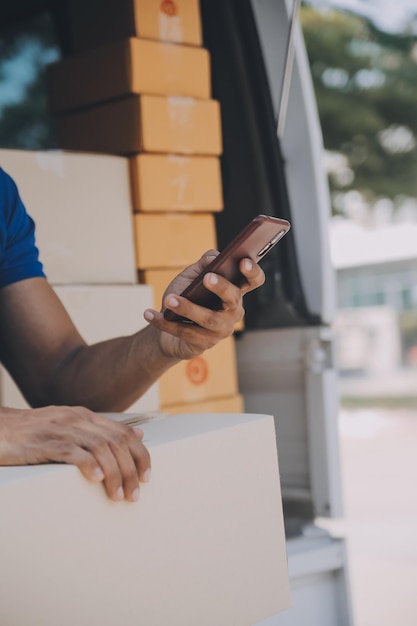 Foto startup pequeño empresario de freelance mujer asiática usando una computadora portátil con caja éxito alegre mujer asiática su mano levanta en línea de marketing caja de embalaje y entrega concepto de idea de pyme