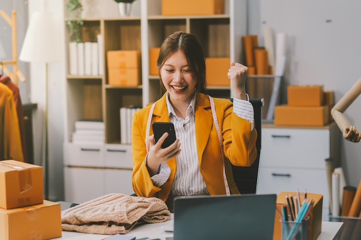 Foto startup sme pequeno empresário de freelance mulher asiática usando um laptop com caixa sucesso alegre mulher asiática sua mão levanta caixa de embalagem de marketing on-line e entrega conceito de ideia sme