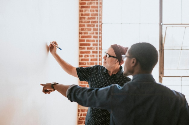 Startup-Team, das ein Projekt plant