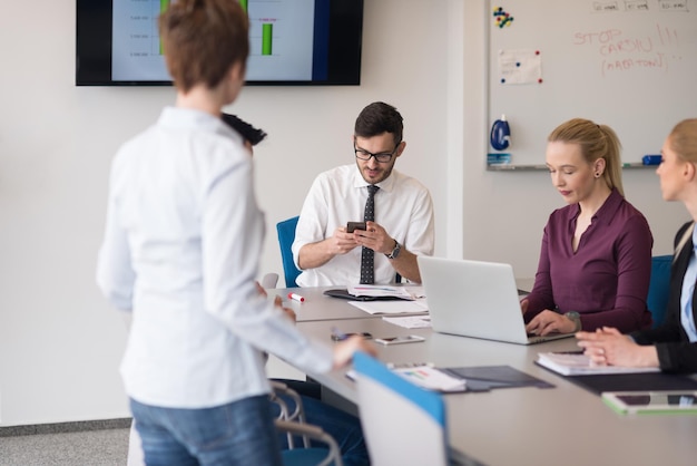 Startup-Unternehmen, junge kreative Menschen gruppieren Brainstorming bei Teambesprechungen im modernen Bürointerieur. Verwenden von Laptop, Tablet und Smartphone-Computer, um Ideen, Pläne und Projekte zu notieren