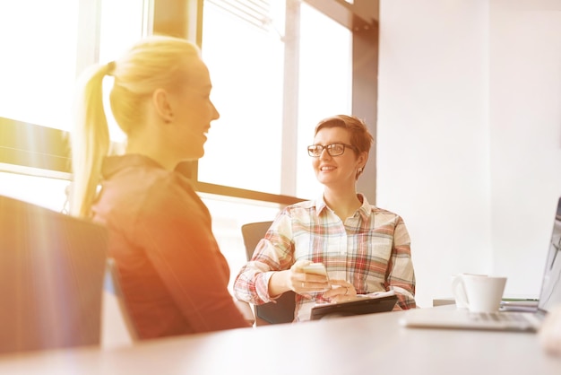 Startup-Unternehmen, junge kreative Menschen gruppieren Brainstorming zum Treffen im Bürointerieur