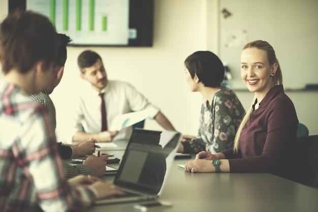 Foto startup-unternehmen, junge kreative menschen gruppieren brainstorming zum treffen im bürointerieur