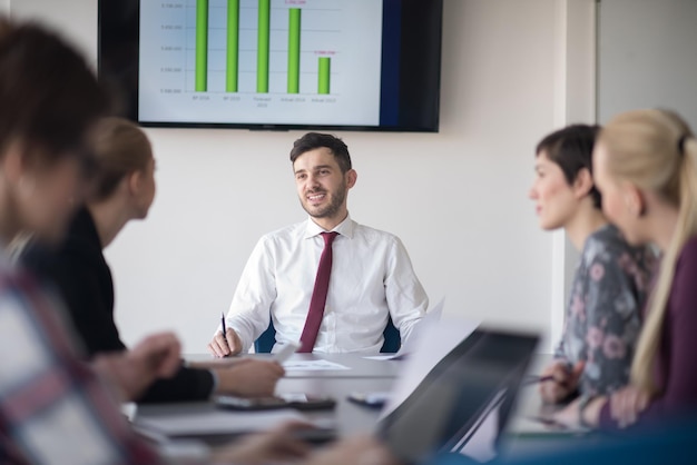 Startup-Unternehmen, junge kreative Menschen gruppieren Brainstorming zum Treffen im Bürointerieur