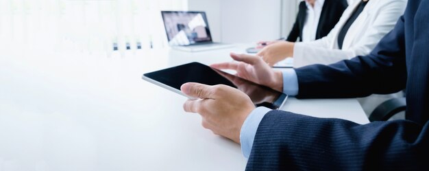 Startups businessmen reunião de brainstroming de trabalho em equipe para discutir o projeto de inicialização do plano.