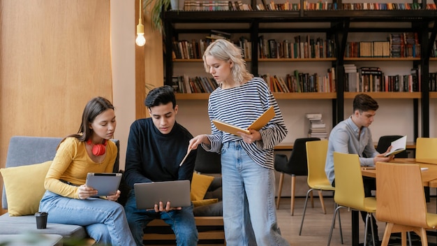 Foto startups unternehmer diskutieren strategien