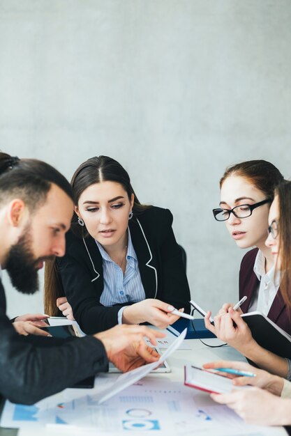 Statistikanalyse. Strategie für Unternehmenswachstumsraten. Teamleiter, der auf Geschäftsdokumente zeigt.