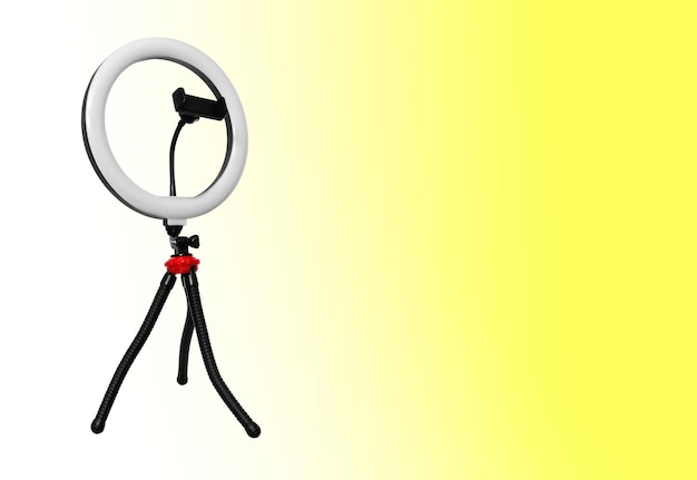 Stativ mit einer Lampe für ein Selfie, das auf einem weißen Hintergrundraum für Text isoliert ist