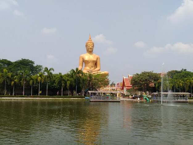 Statue am Wasser gegen den Himmel