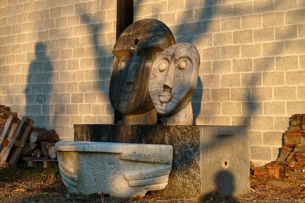 Statue an der Wand