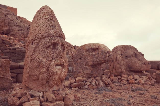 Foto statue auf dem berg nemrut in der türkei