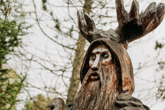 Statue aus Holz in der Stadt Lahdenpohja in der Republik Karelien. Lokale Sehenswürdigkeiten. Russland, 19. September 2021