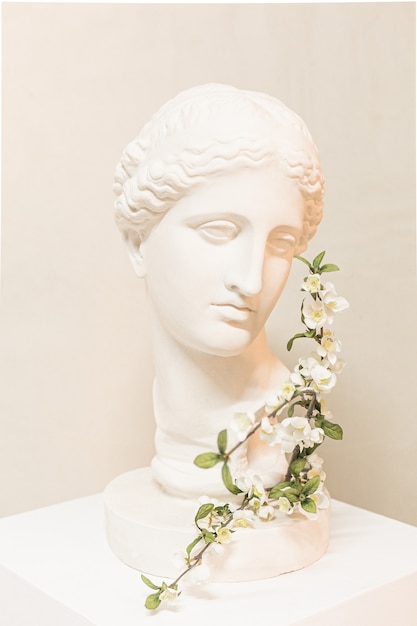 Statue Büste Aphrodite Gipsskulptur Kunst mit blühendem Zweig Aprikose
