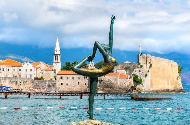 Statue der Ballerina auf dem Hintergrund der Altstadt in Budva, Montenegro