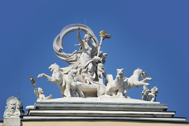 Statue der griechischen Göttin Melpomene, Schutzpatronin der Kunst in einem Streitwagen, der von vier Panthern gezogen wird