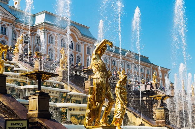 Statue der großen Kaskadenbrunnen in Peterhof