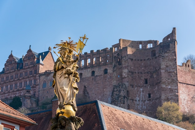 Statue der Jungfrau Maria in der, Heidelberg, Deutschland MIT DER HEIDELBERG SCHLOSS.