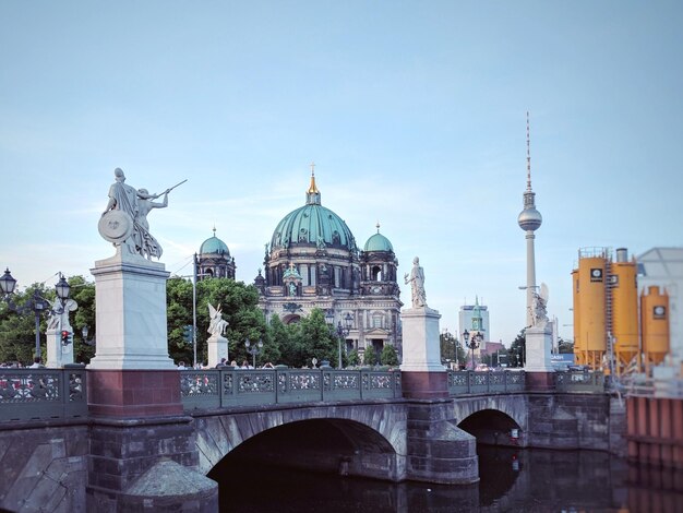 Statue der Kathedrale gegen den Himmel