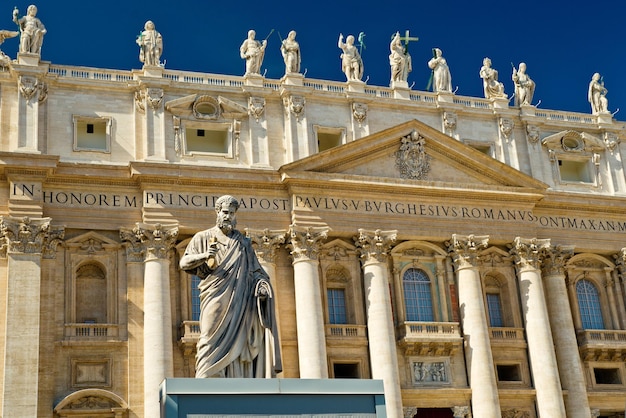 Statue des Apostels Petrus vor der Basilika St. Peter Vatikan Rom