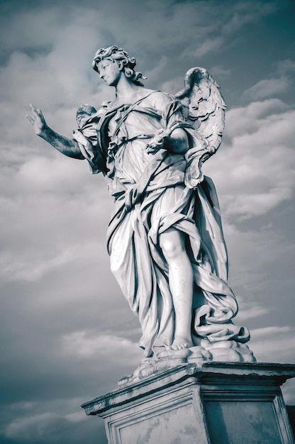 Statue des Engels mit den Nägeln Ponte Sant' Angelo Rom Italien Tonbild