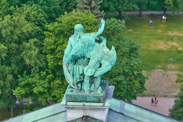 Statue des Heiligen Johannes mit einem Adler auf dem Dach der St. Isaaks-Kathedrale in St. Petersburg.