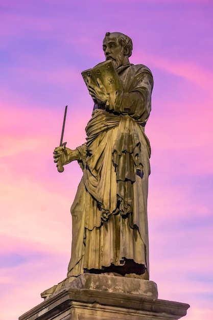 Statue des Heiligen Paulus auf der Ponte Sant Angelo in Rom, Italien bei Sonnenuntergang