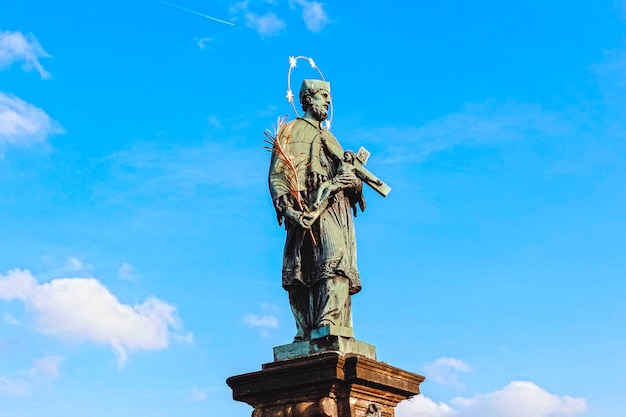 Statue des Hl. Johannes von Nepomuk auf der Karlsbrücke Prag Tschechische Republik