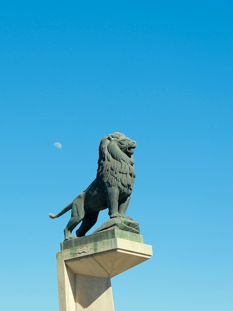Statue des Löwen beleuchtet von der Sonne in Zaragoza Spanien Konzept der Macht und des Stolzes