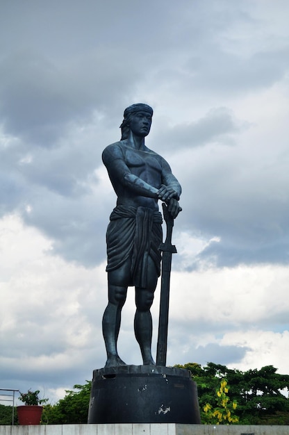 Statue des Sentinel of Freedom oder Lapu Lapu Monument am Valencia Circle im Rizal Park für philippinische ausländische Reisende besuchen den Intramuros Square in Maynila City in Manila Philippinen