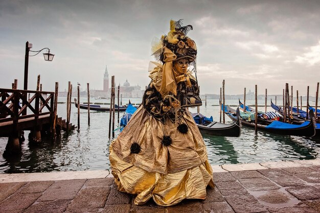 Foto statue eines bootes im kanal gegen bewölkten himmel