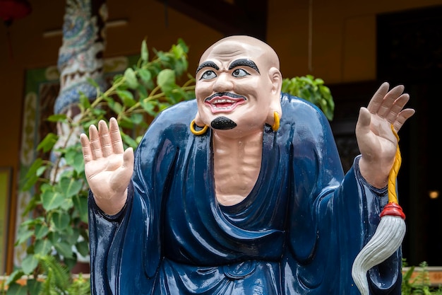 Statue eines buddhistischen glücklichen Mannes in einem chinesischen Tempel in der Stadt Danang Vietnam Nahaufnahme