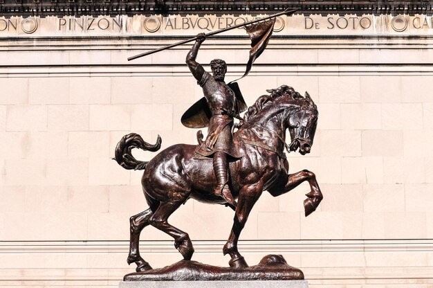 Statue eines El Cid auf einem Pferd in New York City