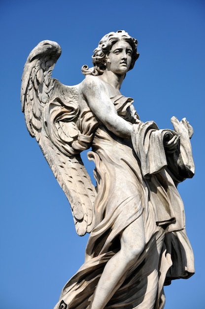 Statue eines Engels mit dem Gewand und Würfeln Sant'Angelo-Brücke Rom Italien