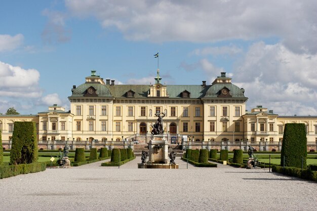 Statue eines historischen Gebäudes vor einem bewölkten Himmel