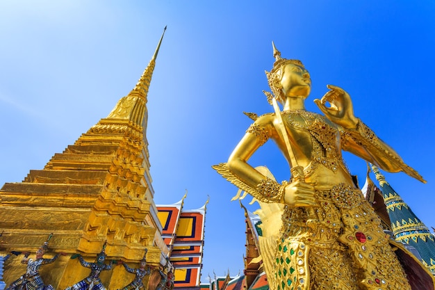 Statue eines mythischen Wesens im Grand Palace Bangkok