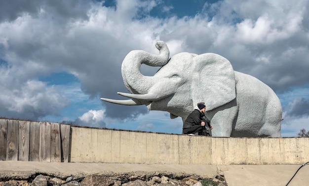 Statue eines riesigen Elefanten auf dem Damm nahe der Schwarzmeerküste