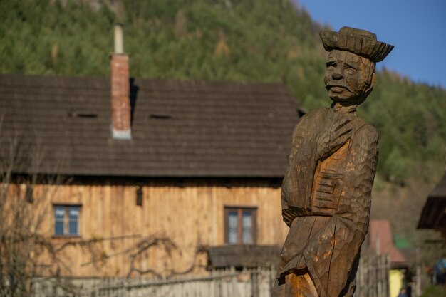 Foto statue gegen bäume und gebäude