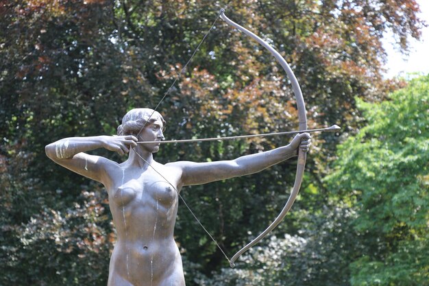 Foto statue gegen bäume