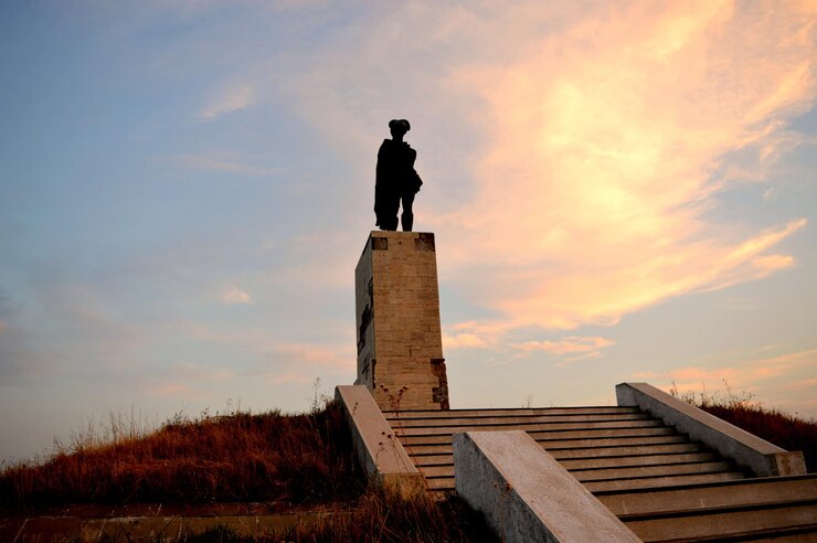 Foto statue gegen den himmel beim sonnenuntergang