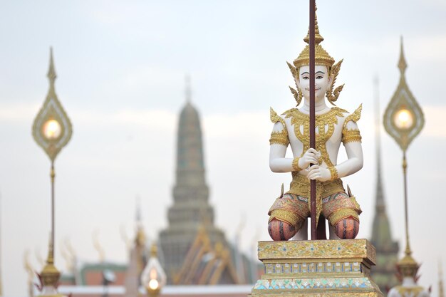Statue gegen den Tempel