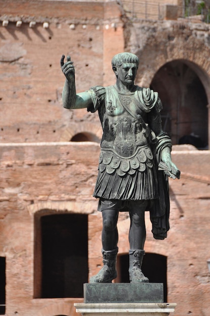 Statue gegen eine Backsteinmauer