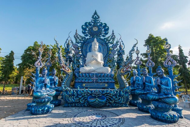 Statue gegen Tempel und Gebäude gegen Himmel