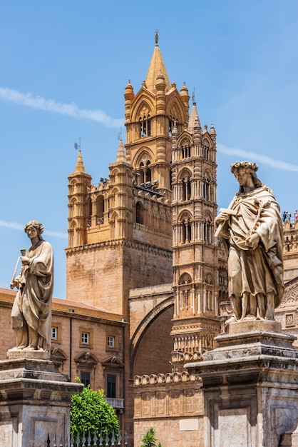 Statue gegenüber der Kathedrale von Palermo, Sizilien