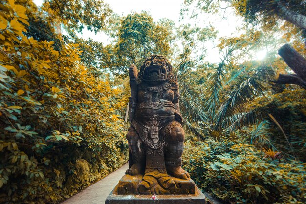 Statue im heiligen Affenwald, Ubud, Bali