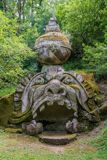 Statue im Park der Monster von Bomarzo, auch Heiliger Hain genannt. ein manieristischer Garten in Latium, Italien