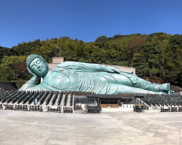 Foto statue im park gegen den klaren blauen himmel